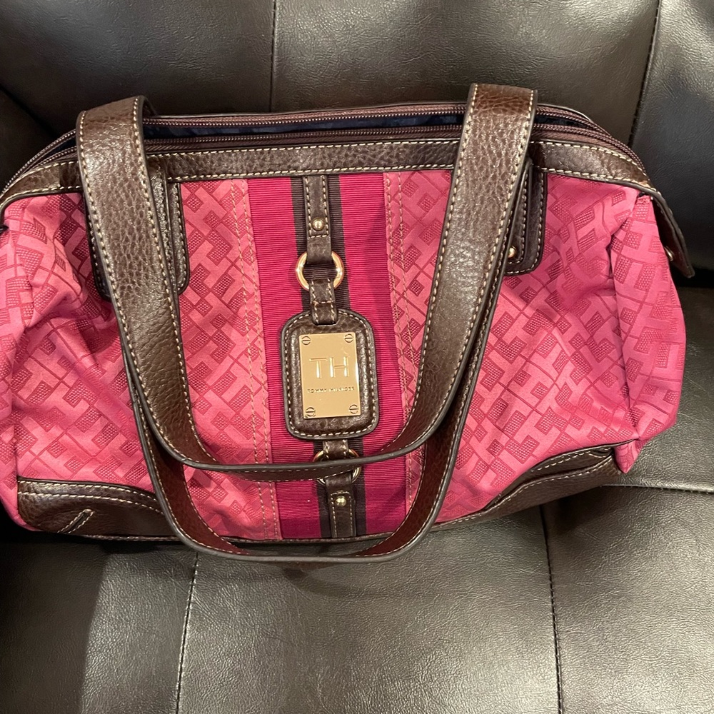 NEW Tommy Hilfiger Hand/ Shoulder Bag with Logo design Gorgeous. - Picture 11 of 15